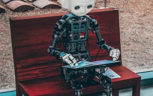 Guía práctica: cuándo usar IA conversacional y cuándo usar modelos rápidos para tests